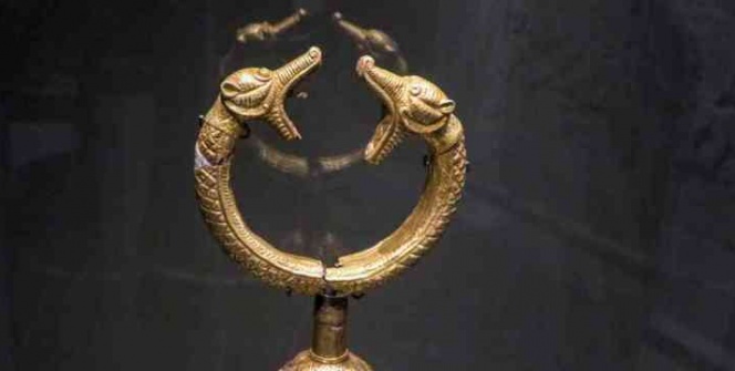 Sultan Alparslana ait olduğu sanılan altın kaplamalı çift başlı ejder işlemeli tuğ
