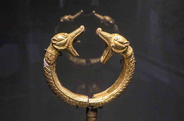 Sultan Alparslan'a ait olduğu sanılan altın kaplamalı çift başlı ejder işlemeli tuğ