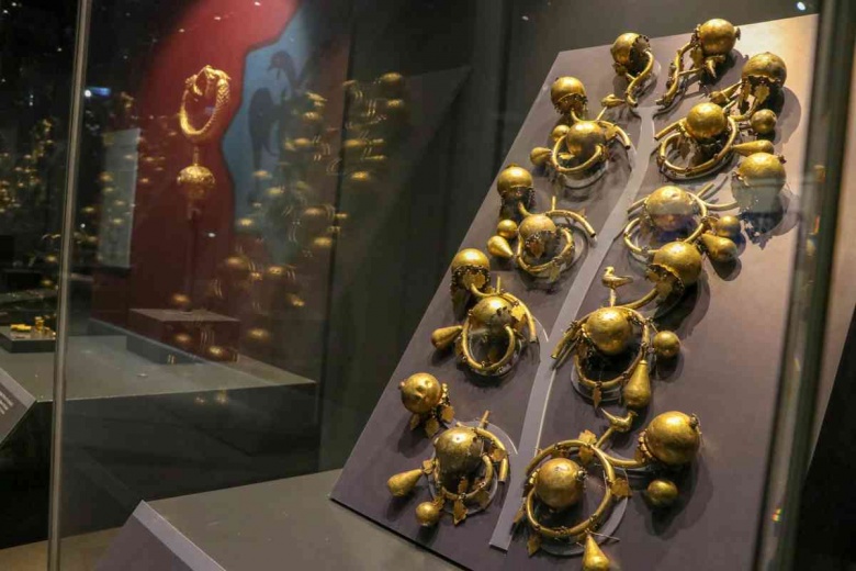 Sultan Alparslan'a ait olduğu sanılan altın kaplamalı çift başlı ejder işlemeli tuğ