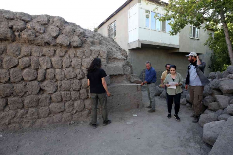 Muş'un Malazgirt ilçesinde toprağa gömülmüş tarihi han ortaya çıkarıldı