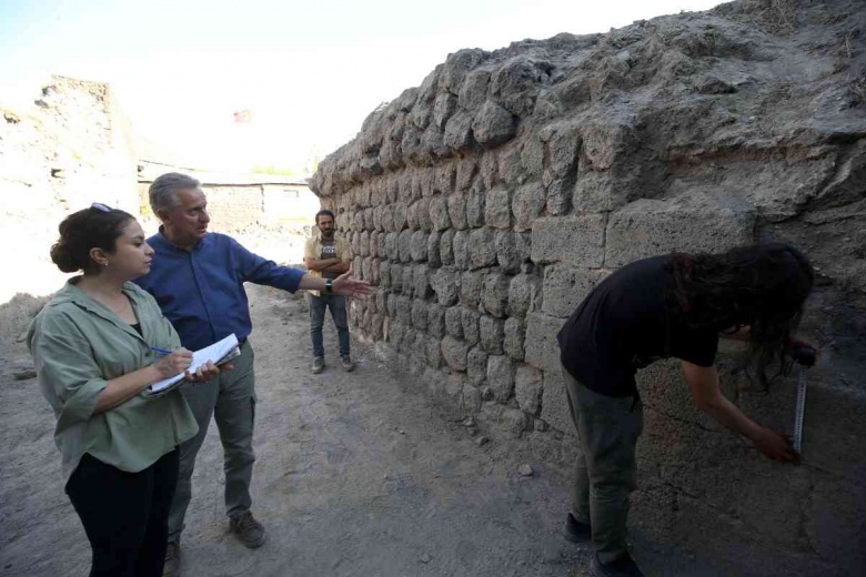 Muş'un Malazgirt ilçesinde toprağa gömülmüş tarihi han ortaya çıkarıldı