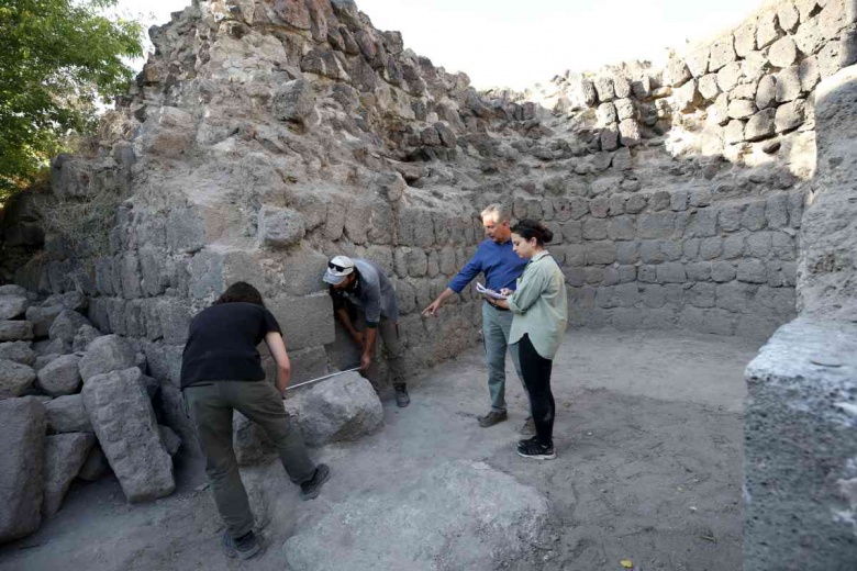 Muş'un Malazgirt ilçesinde toprağa gömülmüş tarihi han ortaya çıkarıldı