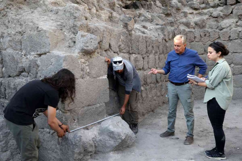 Muş'un Malazgirt ilçesinde toprağa gömülmüş tarihi han ortaya çıkarıldı