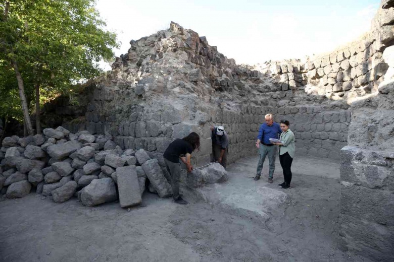 Muş'un Malazgirt ilçesinde toprağa gömülmüş tarihi han ortaya çıkarıldı