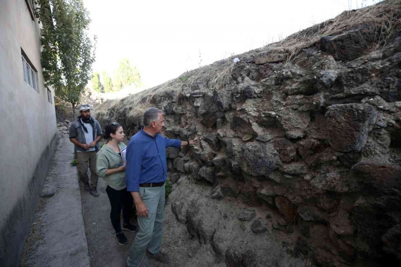 Muş'un Malazgirt ilçesinde toprağa gömülmüş tarihi han ortaya çıkarıldı