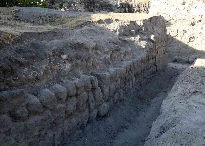 Muş'un Malazgirt ilçesinde toprağa gömülmüş tarihi han ortaya çıkarıldı