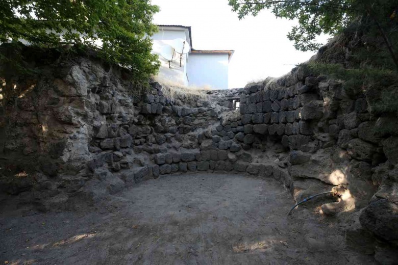 Muş'un Malazgirt ilçesinde toprağa gömülmüş tarihi han ortaya çıkarıldı