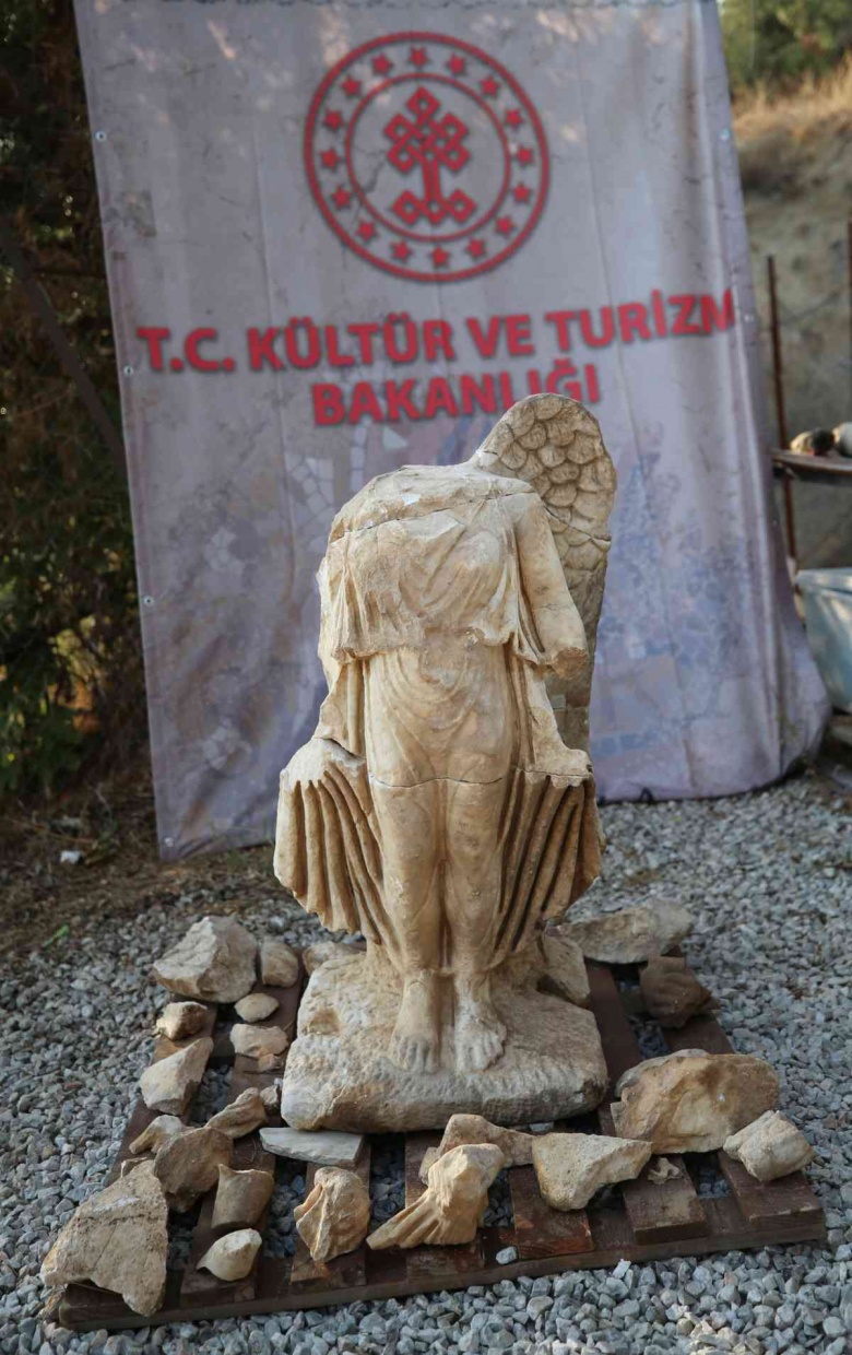 Antalya'daki Syedra Antik Kenti arkeoloji kazılarında Nike heykeli bulundu