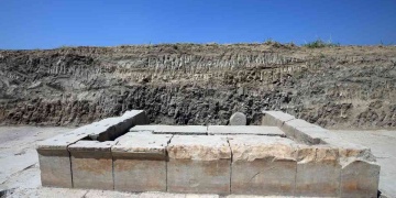 Arkeologlar Magnesia Antik Kentindeki Zeus Tapınağının sunağını ortaya çıkardılar