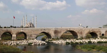 Adananın tarihi Taş Köprüsünün grafiti duvarı gibi kullanılması vatandaşları bezdirdi