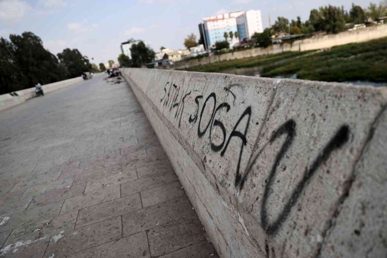 Adana'daki tarihi Taş Köprü magandaların içini dökme duvarına döndü!