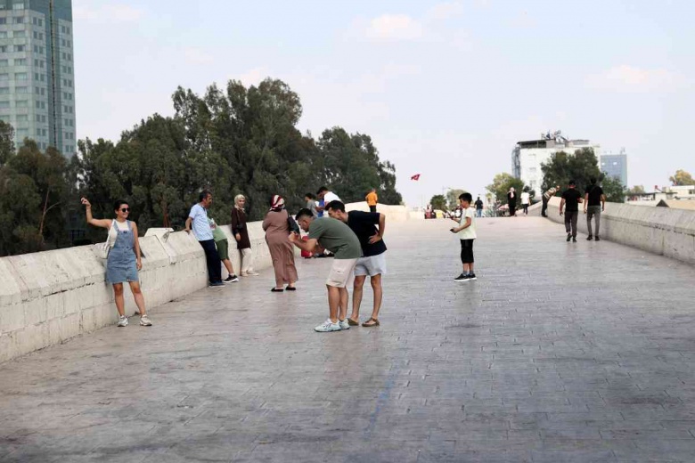 Adana'daki tarihi Taş Köprü magandaların içini dökme duvarına döndü!