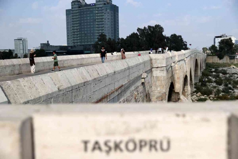 Adana'daki tarihi Taş Köprü magandaların içini dökme duvarına döndü!