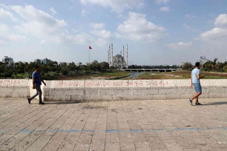Adana'daki tarihi Taş Köprü magandaların içini dökme duvarına döndü!