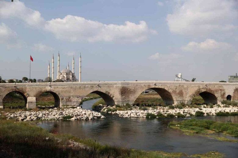 Adana'daki tarihi Taş Köprü magandaların içini dökme duvarına döndü!