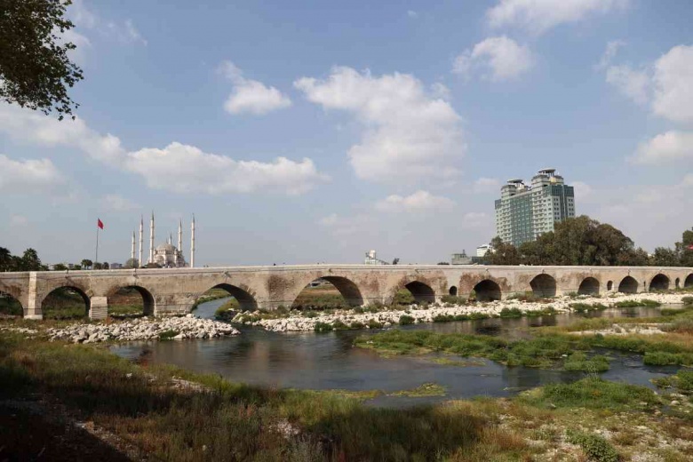 Adana'daki tarihi Taş Köprü magandaların içini dökme duvarına döndü!