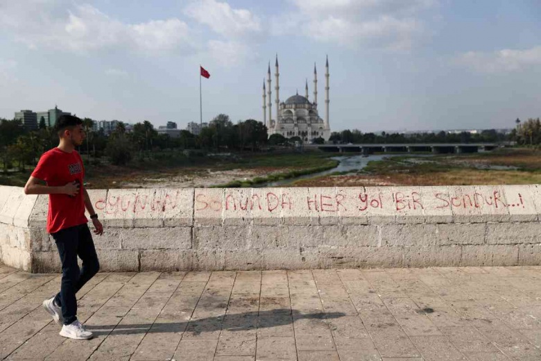 Adana'daki tarihi Taş Köprü magandaların içini dökme duvarına döndü!