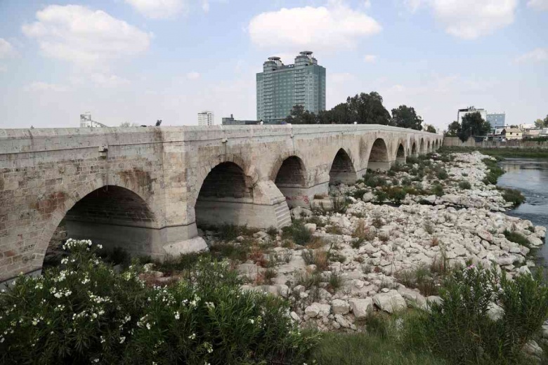 Adana'daki tarihi Taş Köprü magandaların içini dökme duvarına döndü!