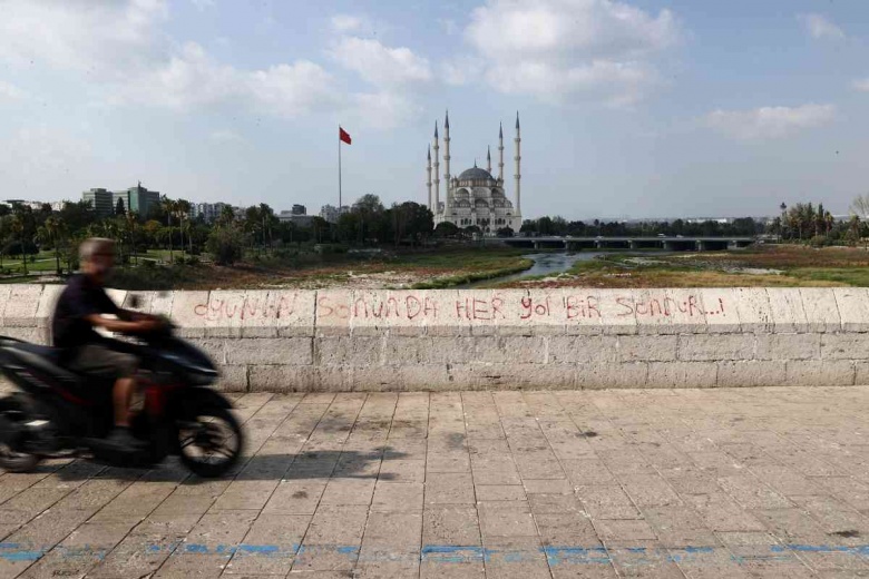 Adana'daki tarihi Taş Köprü magandaların içini dökme duvarına döndü!