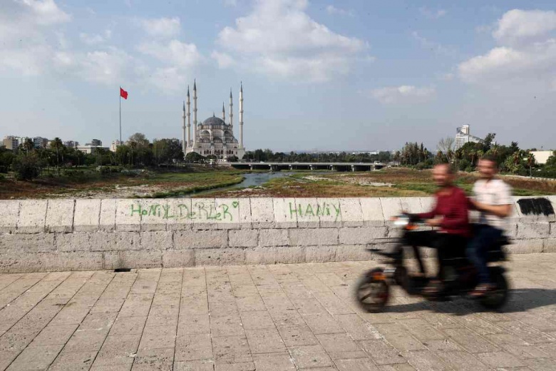 Adana'daki tarihi Taş Köprü magandaların içini dökme duvarına döndü!