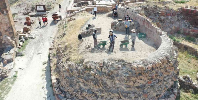 Karstaki Ani Ören Yerinde 5 ayrı noktada arkeoloji kazısı yapılıyor