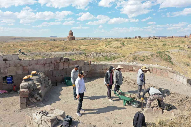 Kars'taki Ani Ören Yeri'nde  5 ayrı noktada arkeoloji kazısı yapılıyor