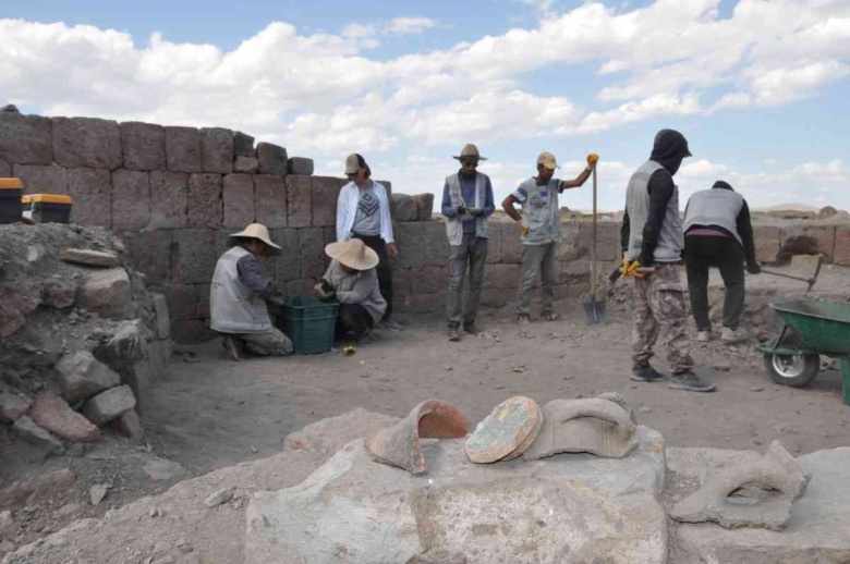 Kars'taki Ani Ören Yeri'nde  5 ayrı noktada arkeoloji kazısı yapılıyor