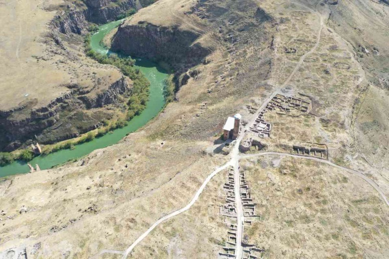 Kars'taki Ani Ören Yeri'nde  5 ayrı noktada arkeoloji kazısı yapılıyor