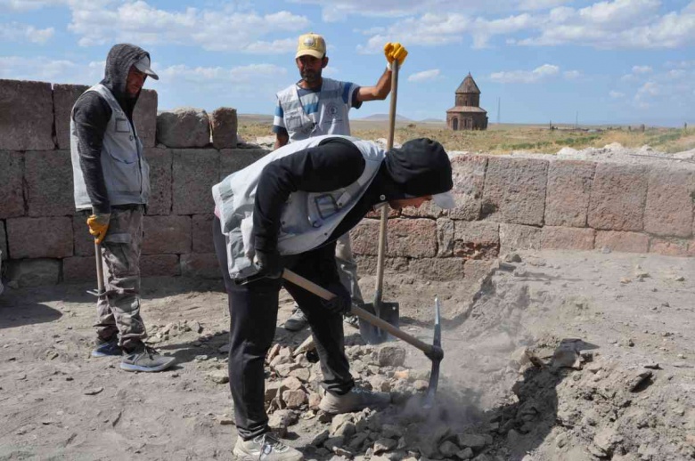 Kars'taki Ani Ören Yeri'nde  5 ayrı noktada arkeoloji kazısı yapılıyor