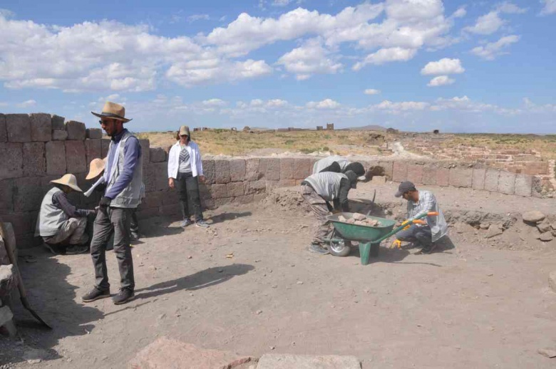 Kars'taki Ani Ören Yeri'nde  5 ayrı noktada arkeoloji kazısı yapılıyor