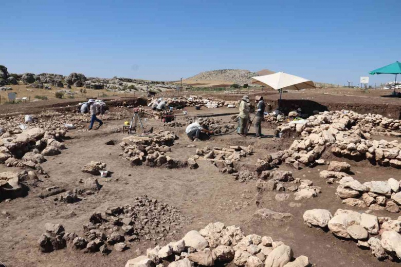 Arkeologlar Çayönü Höyüğünde 5 sandık mezar daha buldu