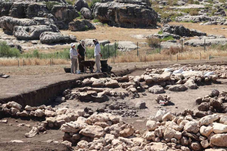 Arkeologlar Çayönü Höyüğünde 5 sandık mezar daha buldu