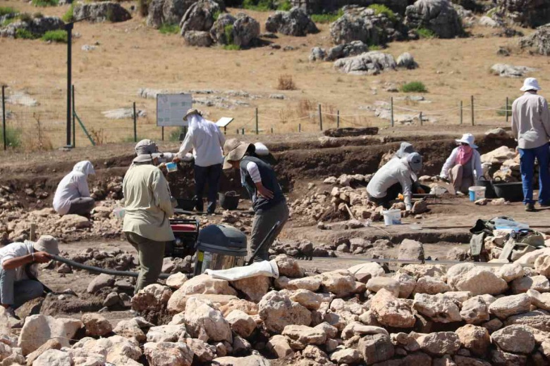 Arkeologlar Çayönü Höyüğünde 5 sandık mezar daha buldu