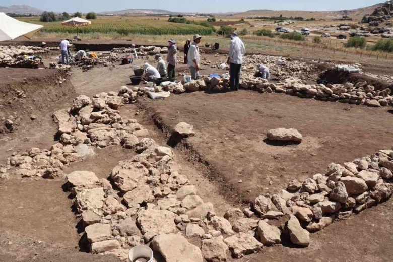 Arkeologlar Çayönü Höyüğünde 5 sandık mezar daha buldu