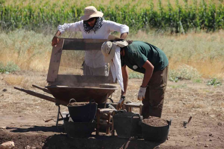 Arkeologlar Çayönü Höyüğünde 5 sandık mezar daha buldu