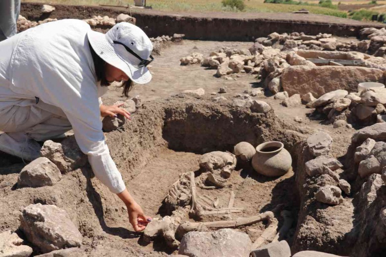 Arkeologlar Çayönü Höyüğünde 5 sandık mezar daha buldu