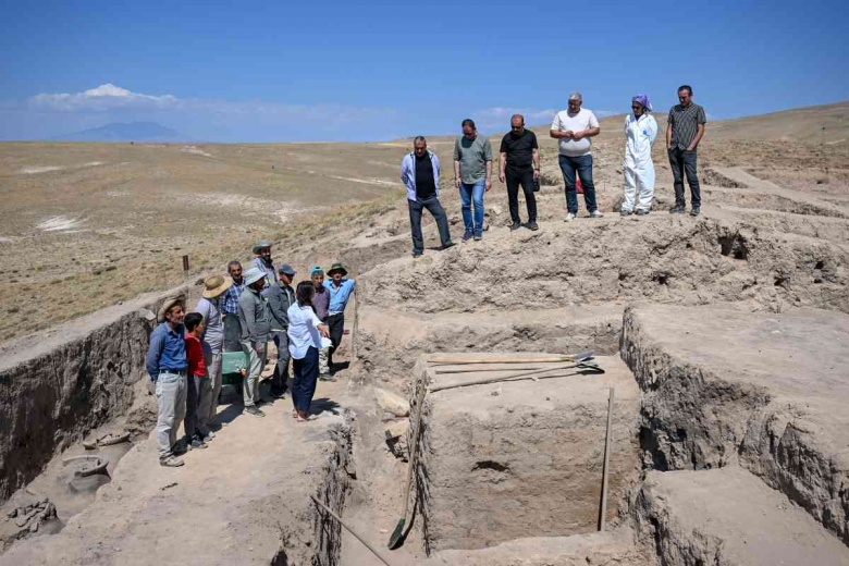 Van'ın Garibin Tepesi'nde Urartulara ait anıtsal yapı grubu ortaya çıkarıldı