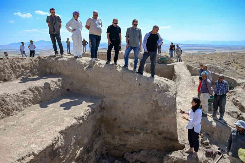 Van'ın Garibin Tepesi'nde Urartulara ait anıtsal yapı grubu ortaya çıkarıldı