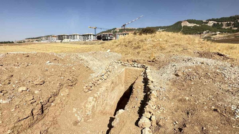 Adıyaman'da kaçak kazı yapılan yerde Roma dönemine ait oda mezarlar bulundu