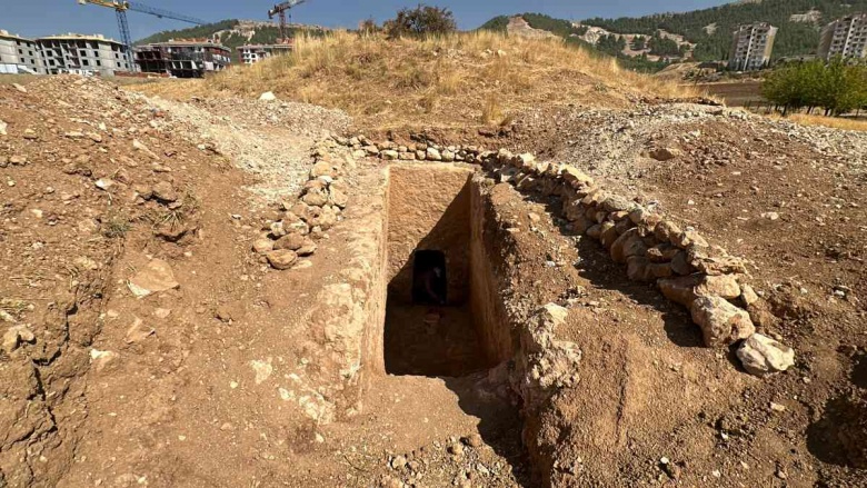 Adıyaman'da kaçak kazı yapılan yerde Roma dönemine ait oda mezarlar bulundu