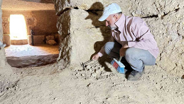 Adıyaman'da kaçak kazı yapılan yerde Roma dönemine ait oda mezarlar bulundu