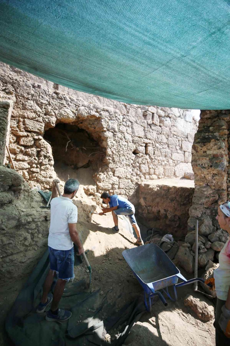 Syedra Antik Kenti arkeloji kazıları kentin cadde ve sokaklarında sürüyor