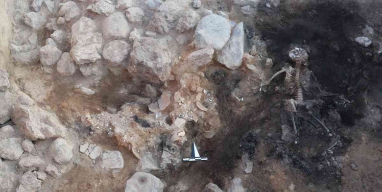Kütahya'daki Tavşanlı Höyük'te bulunan beyni çürümemiş iskelet ve kazı alanından detaylar