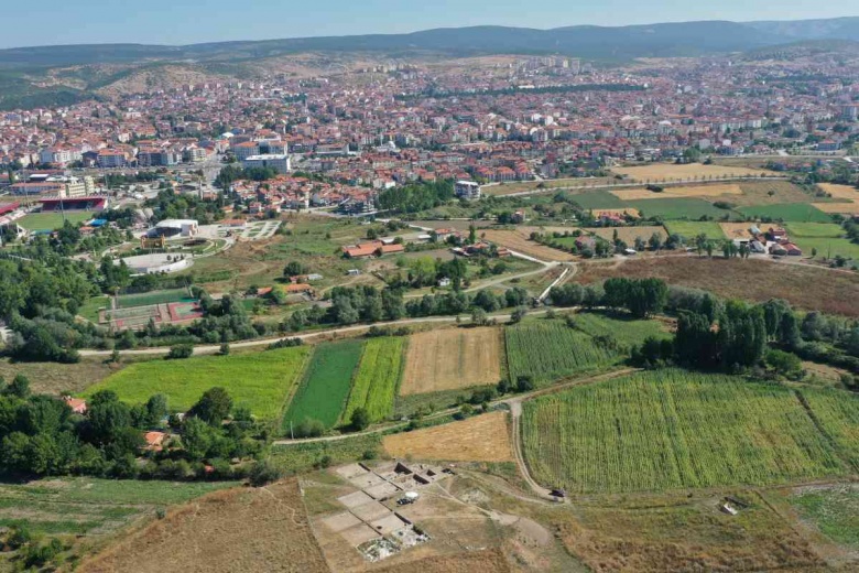 Kütahya'daki Tavşanlı Höyük'te bulunan beyni çürümemiş iskelet ve kazı alanından detaylar