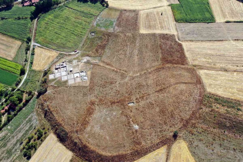 Kütahya'daki Tavşanlı Höyük'te bulunan beyni çürümemiş iskelet ve kazı alanından detaylar