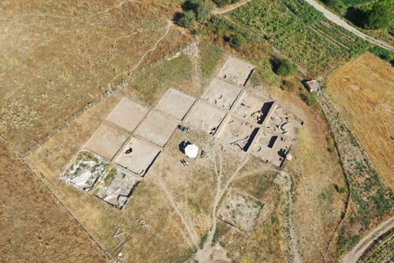 Kütahya'daki Tavşanlı Höyük'te bulunan beyni çürümemiş iskelet ve kazı alanından detaylar