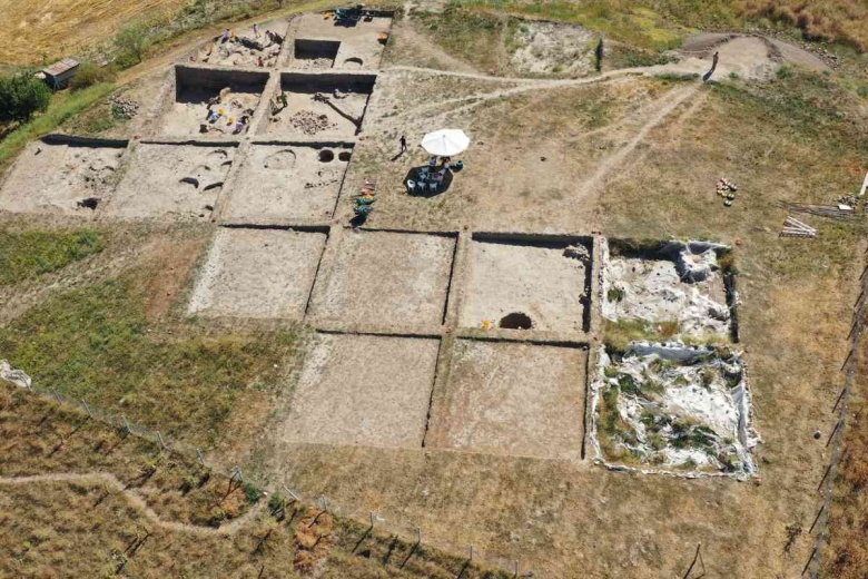 Kütahya'daki Tavşanlı Höyük'te bulunan beyni çürümemiş iskelet ve kazı alanından detaylar