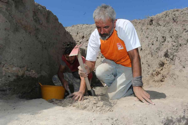 Kütahya'daki Tavşanlı Höyük'te bulunan beyni çürümemiş iskelet ve kazı alanından detaylar