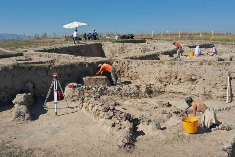 Kütahya'daki Tavşanlı Höyük'te bulunan beyni çürümemiş iskelet ve kazı alanından detaylar