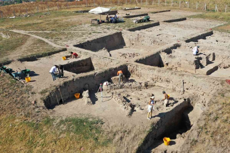 Kütahya'daki Tavşanlı Höyük'te bulunan beyni çürümemiş iskelet ve kazı alanından detaylar